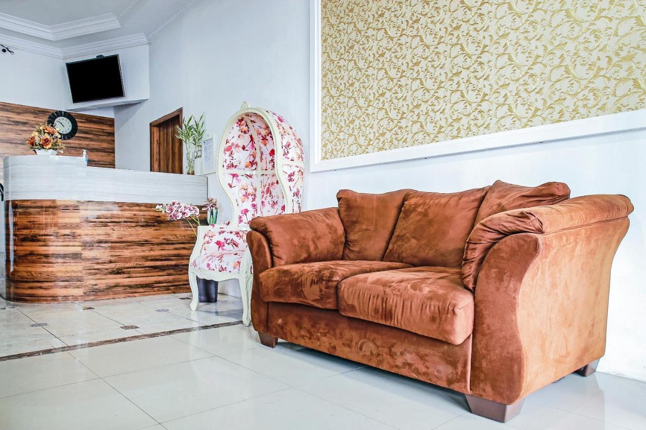 Oyo 90221 Makarim Guest House Syariah Pangkalanbuun Eksteriør bilde